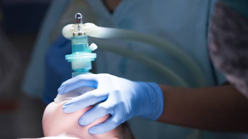 anesthesiologist gives the mask inhalation anesthesia